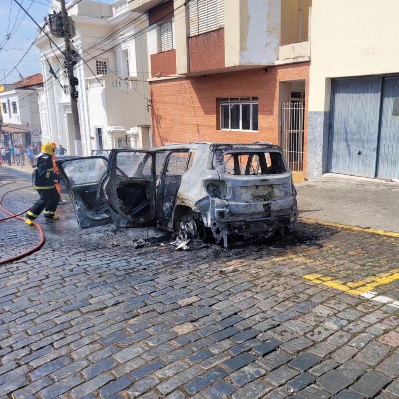 Carro pega fogo, que alastra, incendiando mais quatro veículos no centro de Guaxupé 