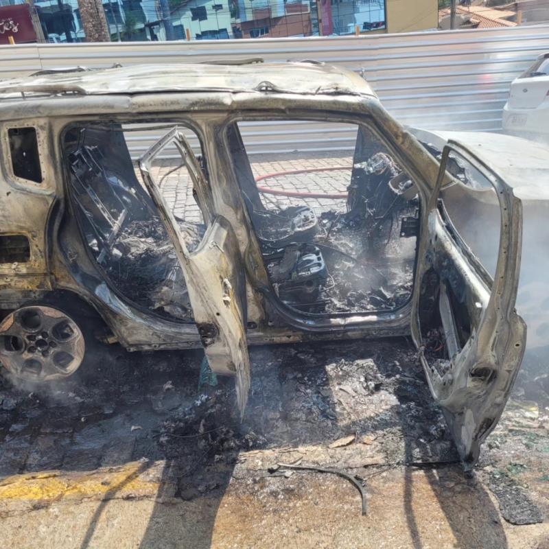 Carro pega fogo, que alastra, incendiando mais quatro veículos no centro de Guaxupé 