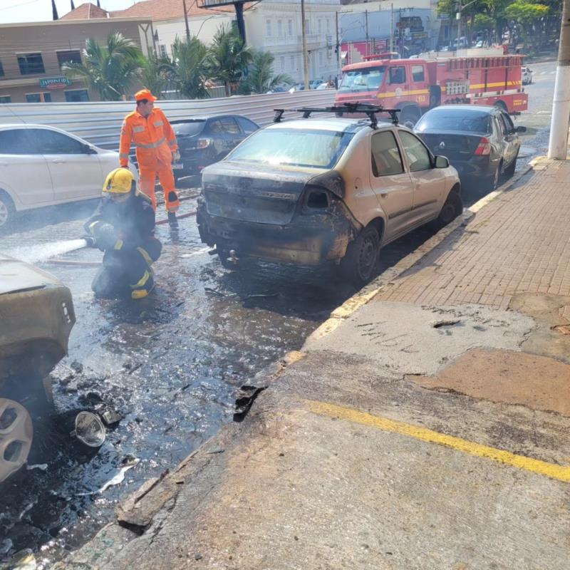 Carro pega fogo, que alastra, incendiando mais quatro veículos no centro de Guaxupé 