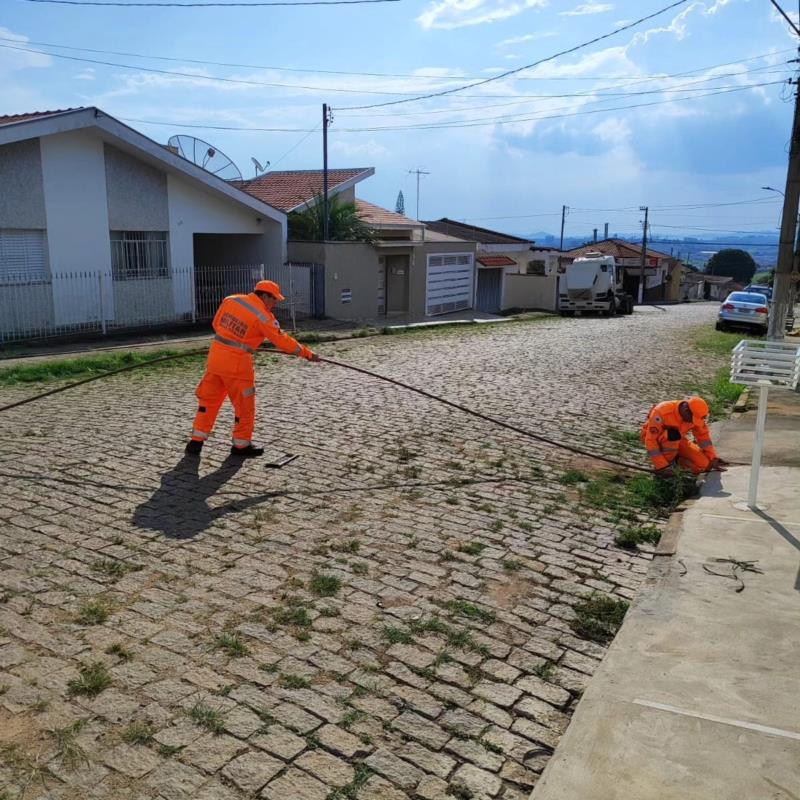 Após cinco horas de trabalho, Bombeiros conseguem resgatar cão de tubulação 