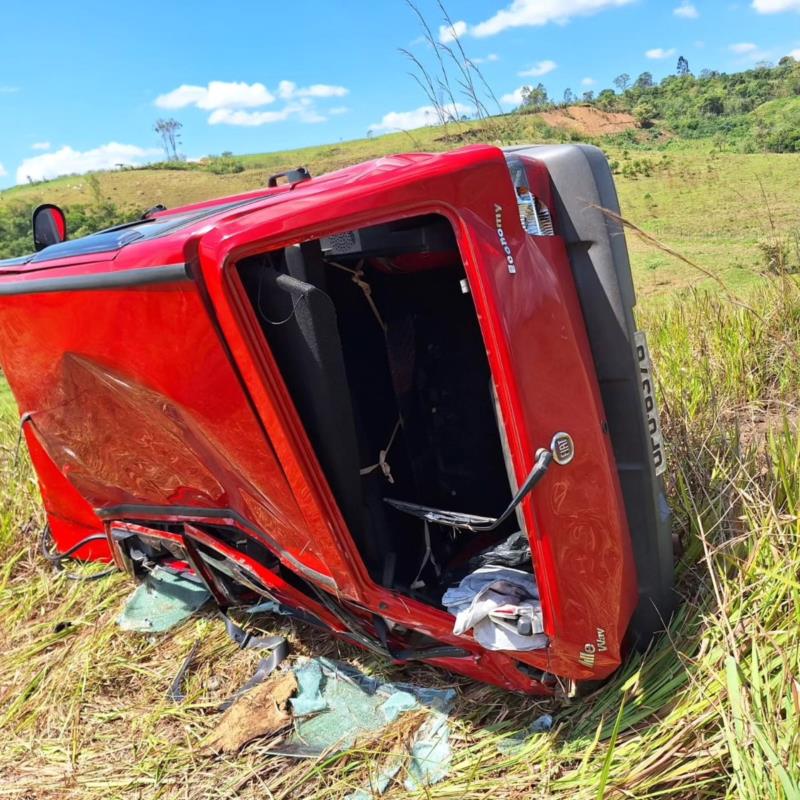 Condutor perde o controle do veículo, que capota na BR-146, entre Guaxupé e Muzambinho 