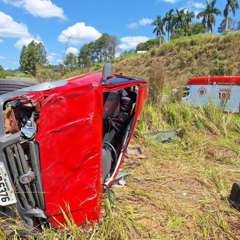 Condutor perde o controle do veículo, que capota na BR-146, entre Guaxupé e Muzambinho 