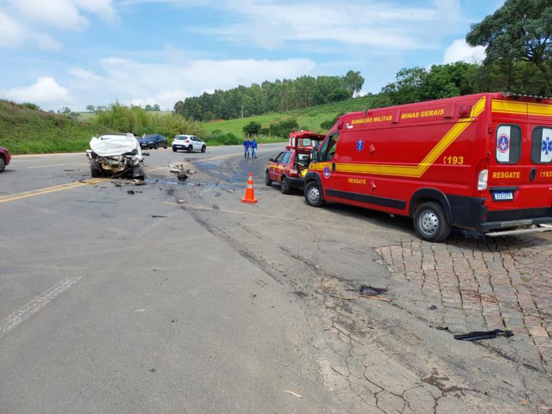 Motorista de Muzambinho morre ao bater carro em caminhão na BR-146