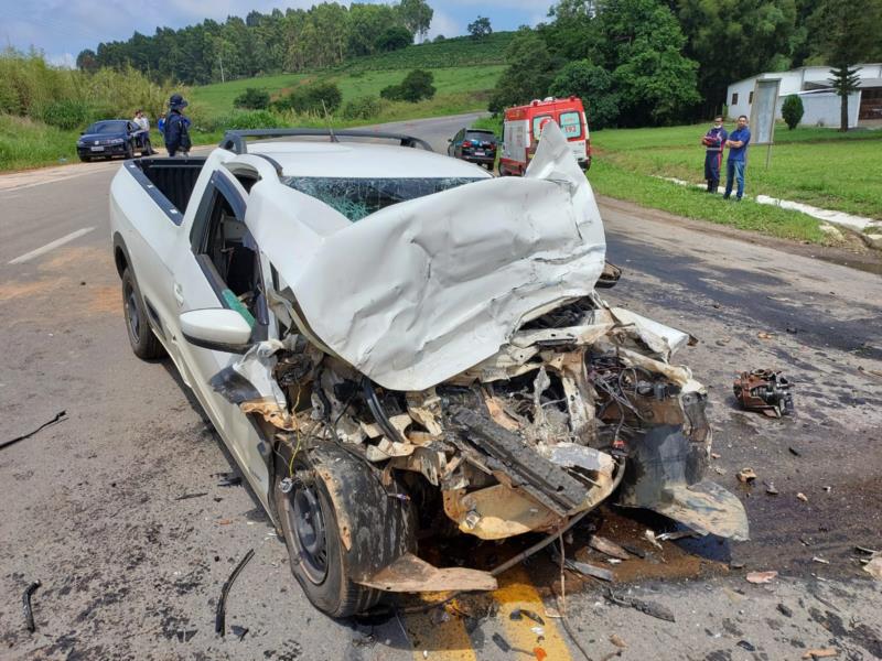 Motorista de Muzambinho morre ao bater carro em caminhão na BR-146