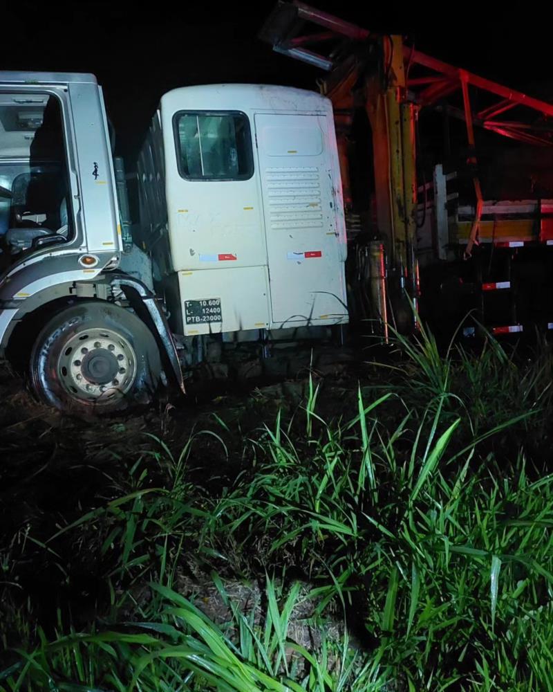 Condutor perde o controle do veículo e caminhão sai da pista na BR-146, entre Juruaia e Muzambinho 