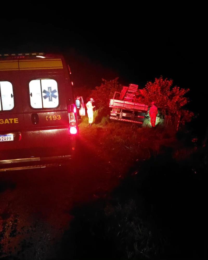 Condutor perde o controle do veículo e caminhão sai da pista na BR-146, entre Juruaia e Muzambinho 