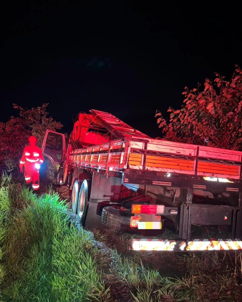 Condutor perde o controle do veículo e caminhão sai da pista na BR-146, entre Juruaia e Muzambinho 