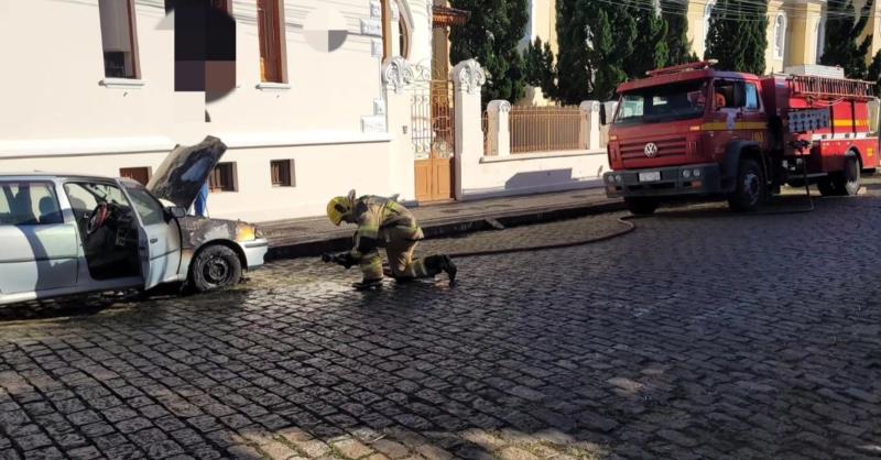 Incêndio em veículo na área central de Guaxupé é combatido pelos Bombeiros 