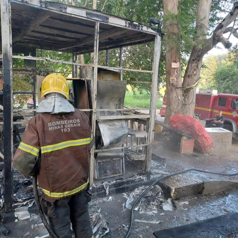 Incêndio destrói comércio de caldo de cana em Muzambinho 