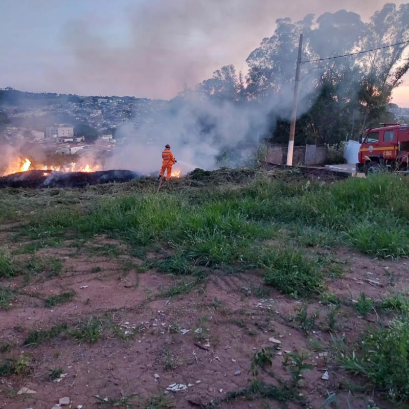 Bombeiros combatem focos de incêndio em vegetação em vários bairros de Guaxupé 