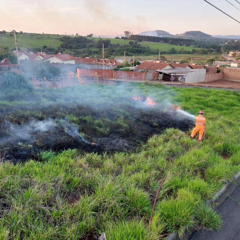 Bombeiros combatem focos de incêndio em vegetação em vários bairros de Guaxupé 