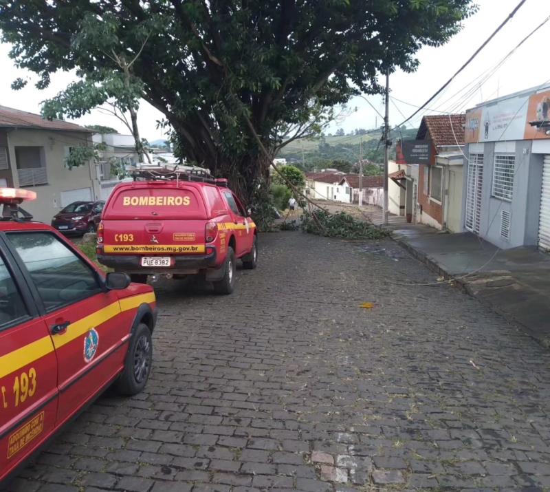 Vendaval seguido de chuva de granizo causa transtornos em vários bairros de Guaxupé 