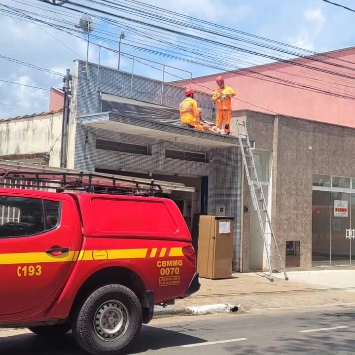 Em Guaxupé, Bombeiros socorrem idoso que passou mal ao limpar calhas 