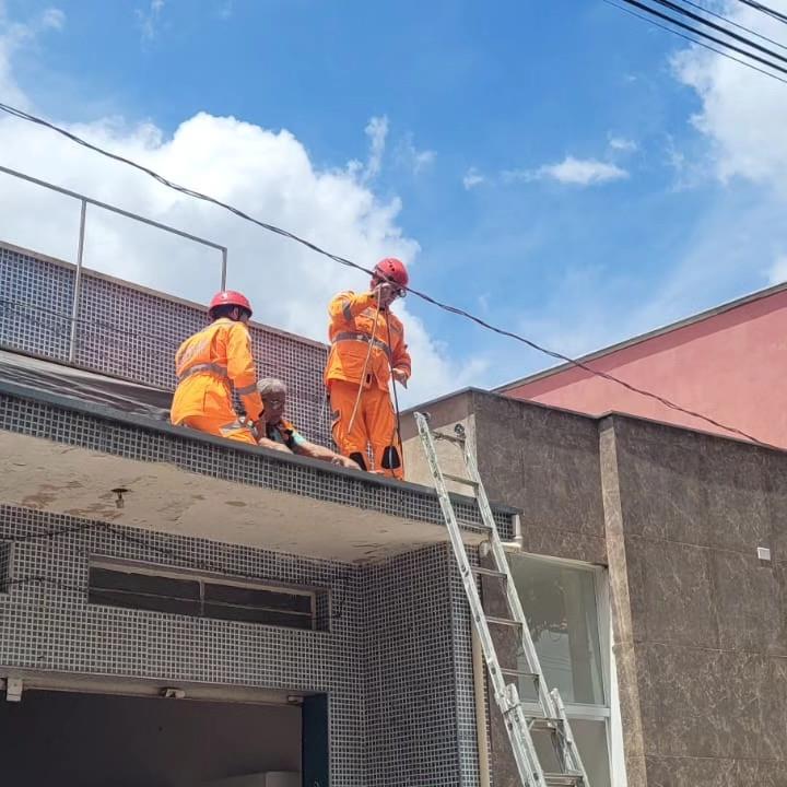 Em Guaxupé, Bombeiros socorrem idoso que passou mal ao limpar calhas 