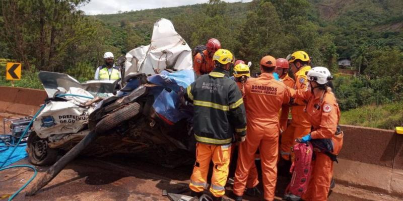 Acidente grave com 11 veículos, entre eles o da Secretaria de Saúde de Guaxupé, deixa 5 mortos e interdita Fernão Dias, em Igarapé