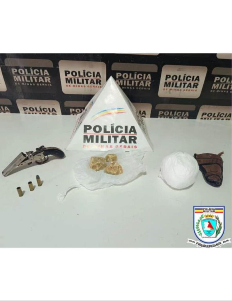 Em Guaxupé, PM encontra bexigas cheias de crack e cocaína em quarto de rapaz de 19 anos 