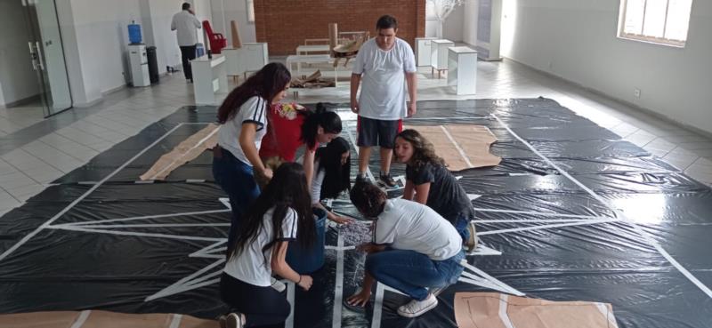 Estudantes da FAOP em Guaxupé produzem tapete devocional durante o 3º concurso regional de presépios