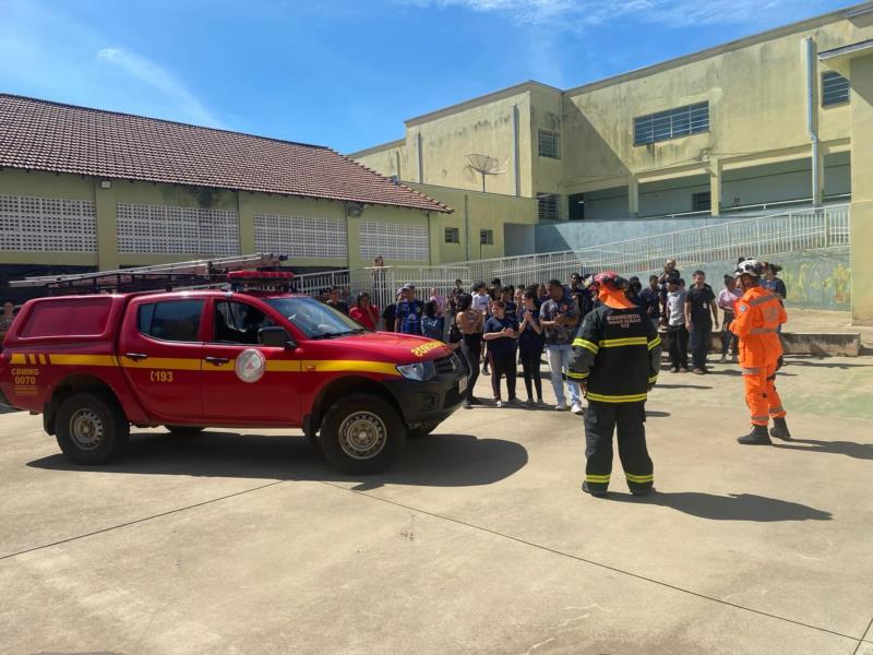 Bombeiros realizaram simulado de evacuação na Escola Dona Queridinha, em Guaxupé 