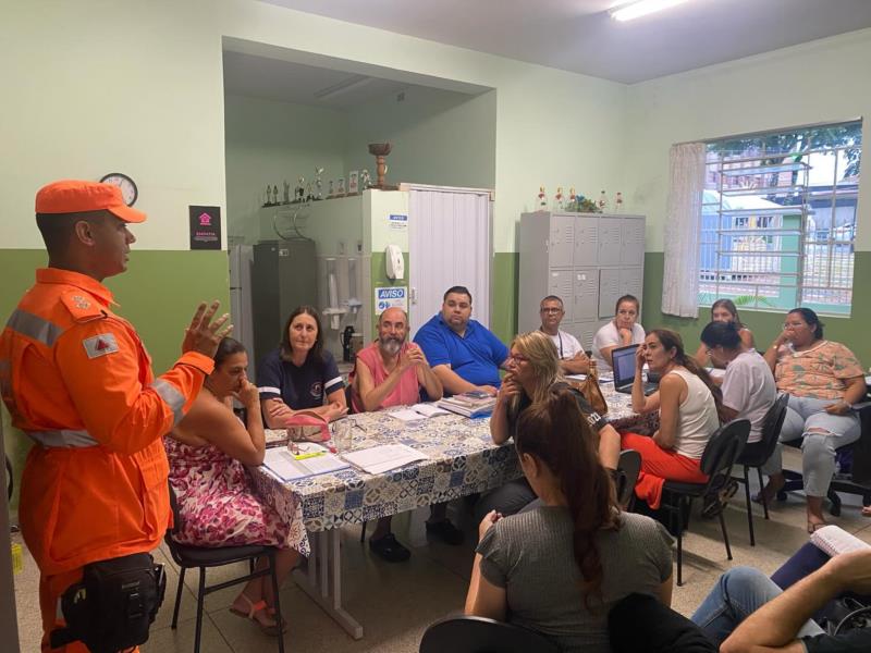 Bombeiros realizaram simulado de evacuação na Escola Dona Queridinha, em Guaxupé 