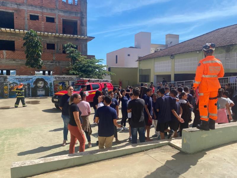 Bombeiros realizaram simulado de evacuação na Escola Dona Queridinha, em Guaxupé 