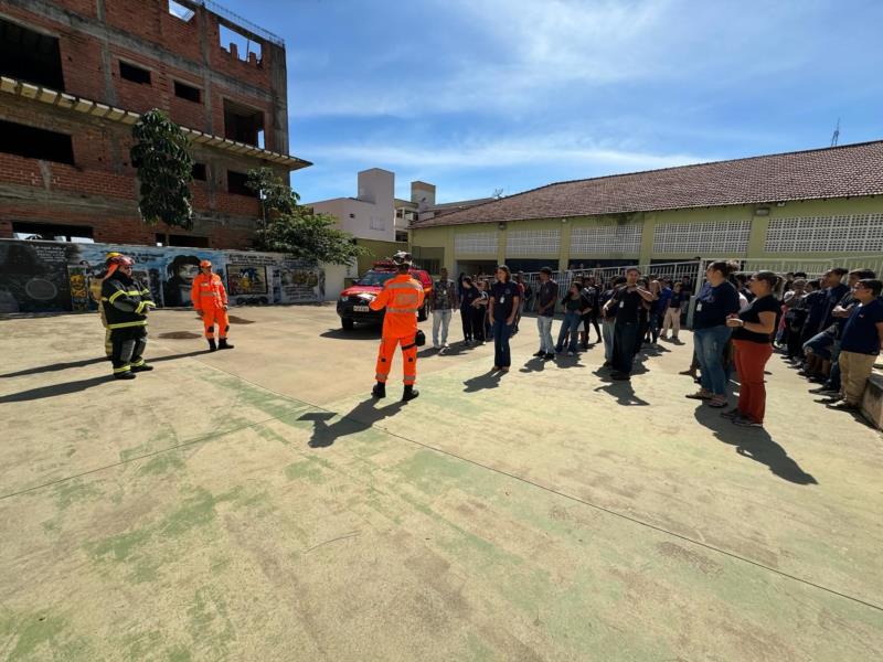 Bombeiros realizaram simulado de evacuação na Escola Dona Queridinha, em Guaxupé 