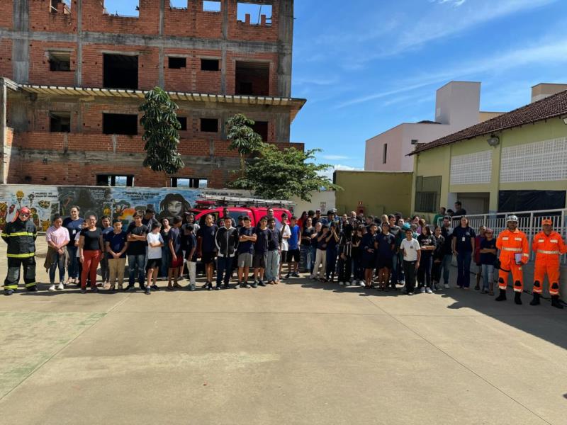 Bombeiros realizaram simulado de evacuação na Escola Dona Queridinha, em Guaxupé 