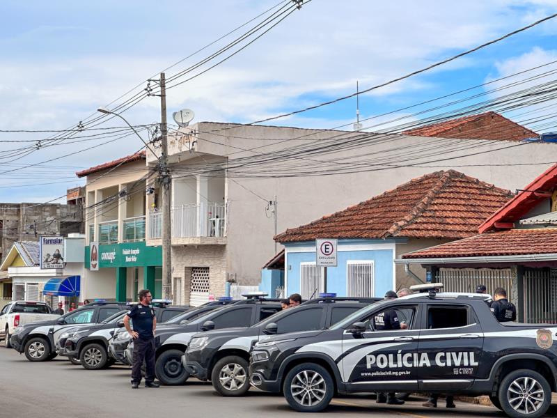 Operação da Polícia Civil cumpre oito mandados de busca e prende casal por tráfico de drogas em Monte Belo