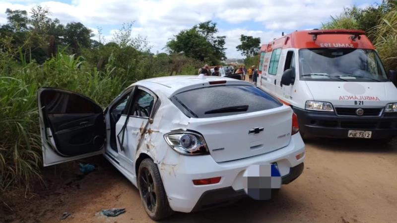 Três pessoas ficam feridas em capotamento na zona rural de Guaxupé 