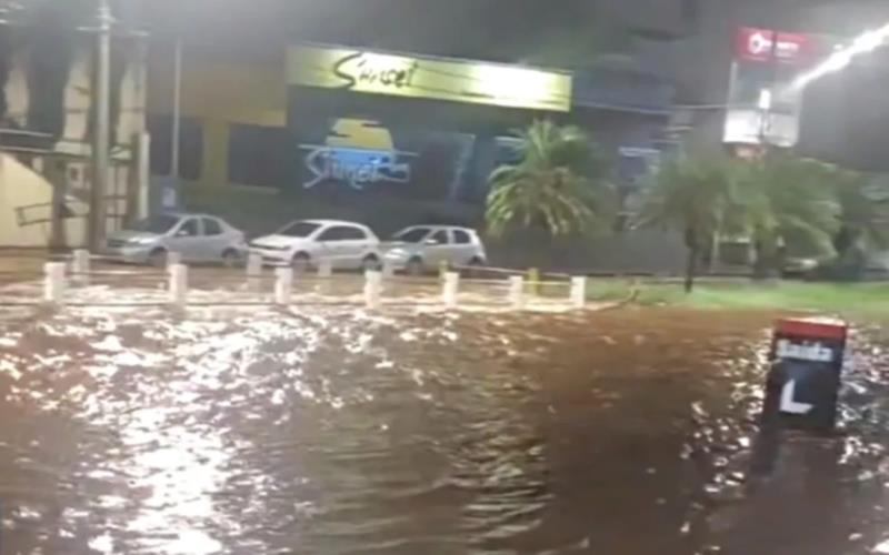 Chuva alaga Avenida da Moda em Passos