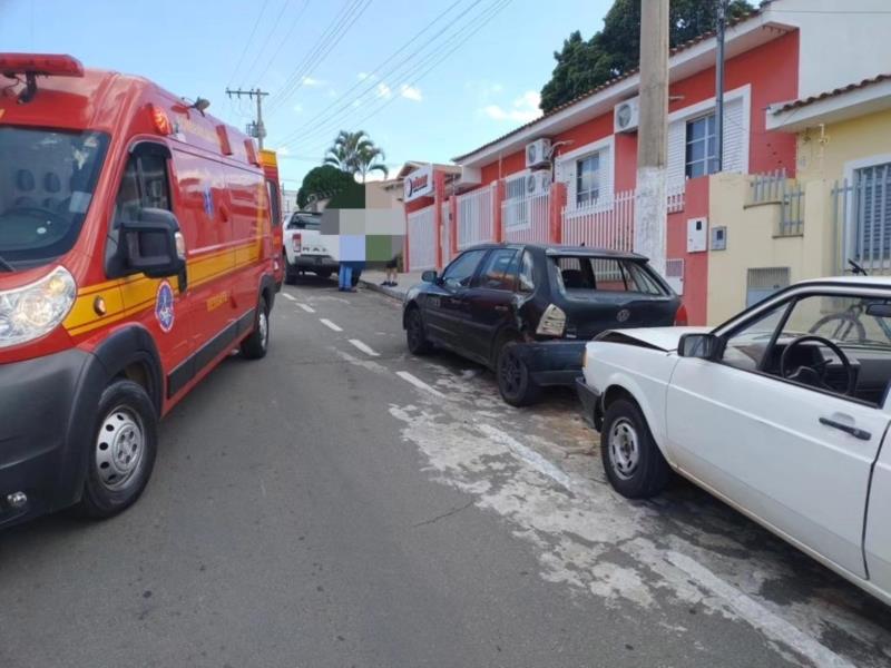 Condutor passa mal e atinge três veículos estacionados em Guaxupé 