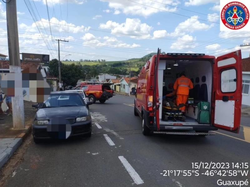 Condutor passa mal e atinge três veículos estacionados em Guaxupé 