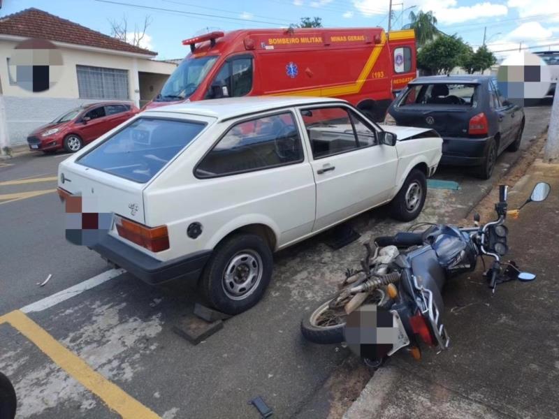 Condutor passa mal e atinge três veículos estacionados em Guaxupé 