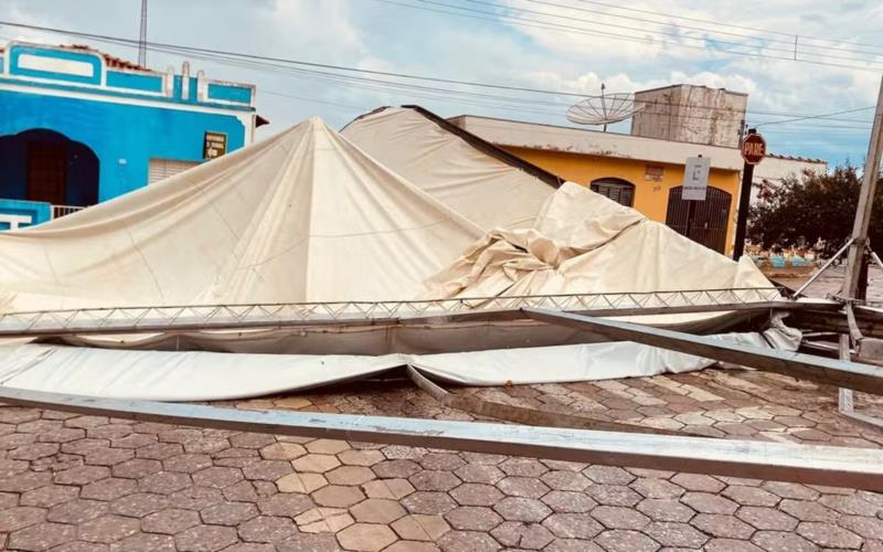 Chuva destrói decoração natalina e de festa de Congada em cidade do Sul de Minas 