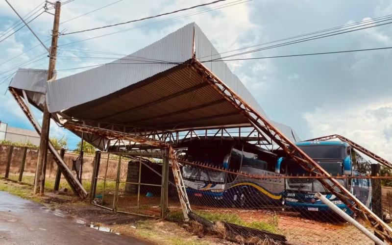 Chuva destrói decoração natalina e de festa de Congada em cidade do Sul de Minas 