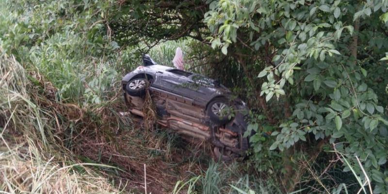 Carro com seis passageiros cai em precipício próximo à Conceição da Aparecida