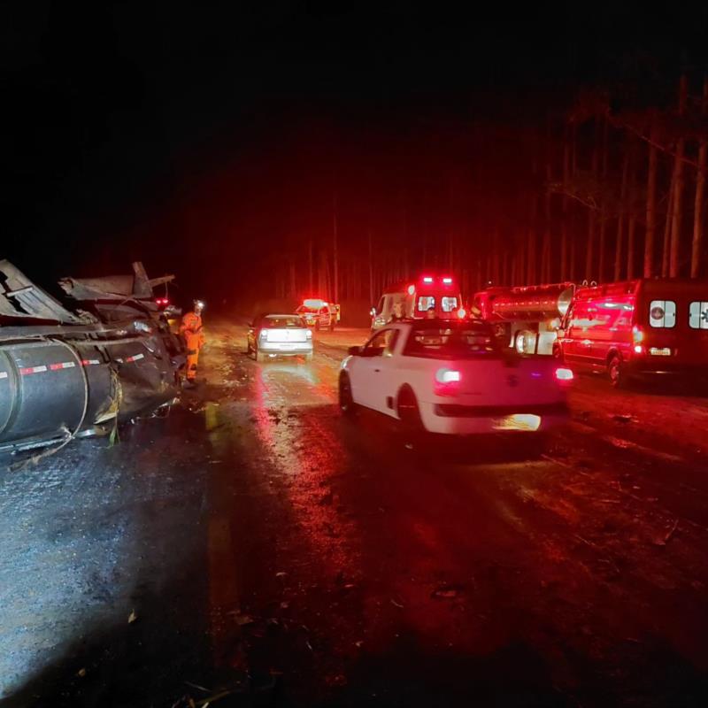 Caminhoneiro fica ferido em capotamento na MGC-491, próximo à Guaranésia 