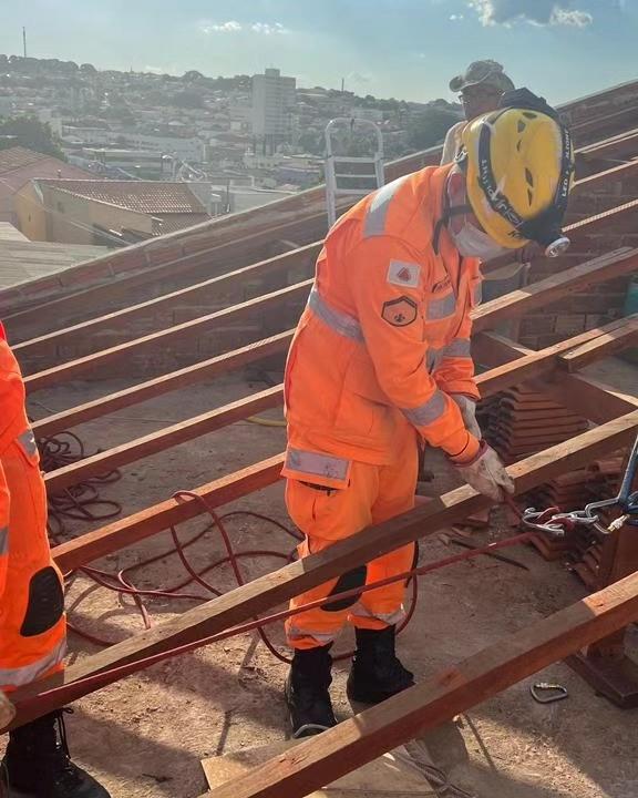 Em Guaxupé, operário da construção civil fica ferido ao bater a cabeça em viga 