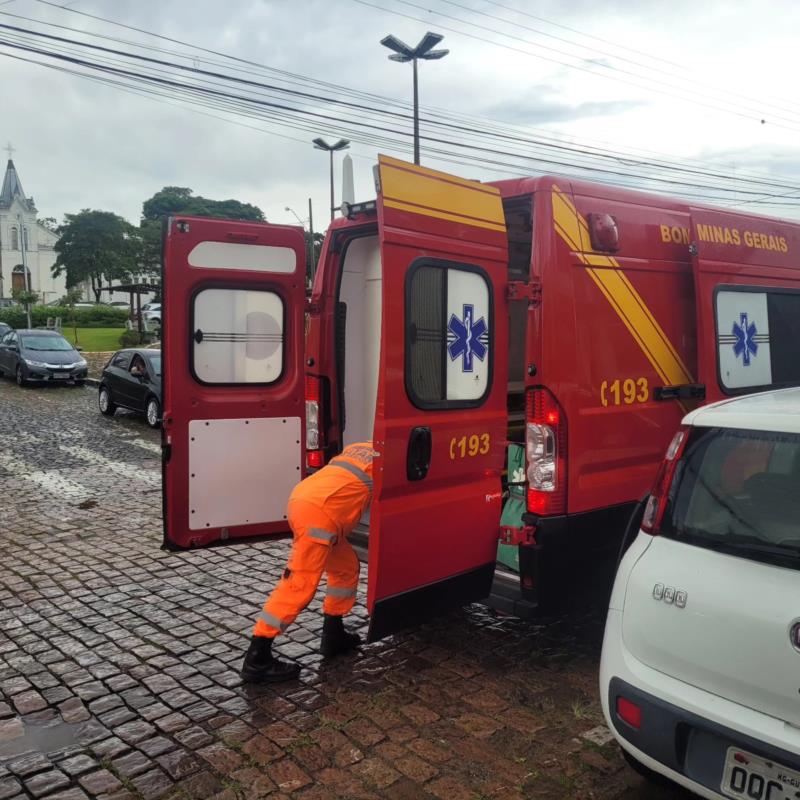 Motociclista de 57 anos derrapa e sofre queda no centro de Guaxupé 