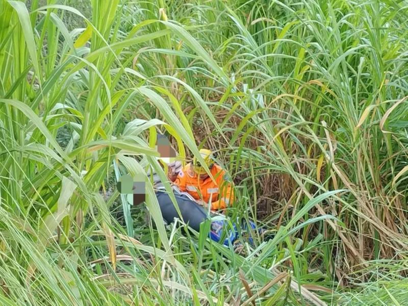 Condutora de 24 anos fica ferida ao cair com sua motocicleta em barranco próximo ao trevo de Guaranésia 