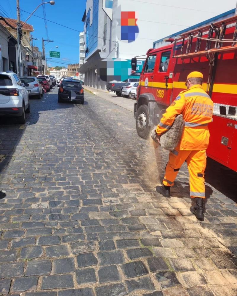 Caminhão derruba combustível no centro de Guaxupé, deixando o local escorregadio e propício a acidentes 