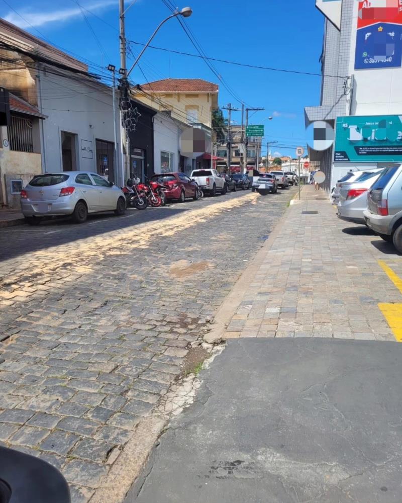 Caminhão derruba combustível no centro de Guaxupé, deixando o local escorregadio e propício a acidentes 