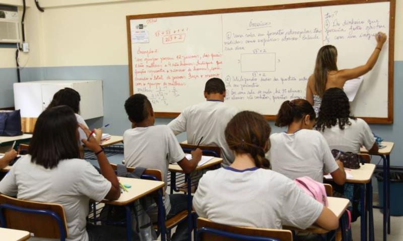 Alunos do Ensino Médio podem receber bolsa a partir de março