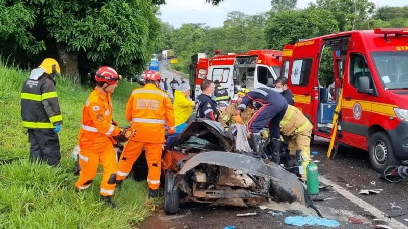 Motorista que causou grave acidente na MG-050 tinha tomado duas latas de cerveja e foi preso pela PC