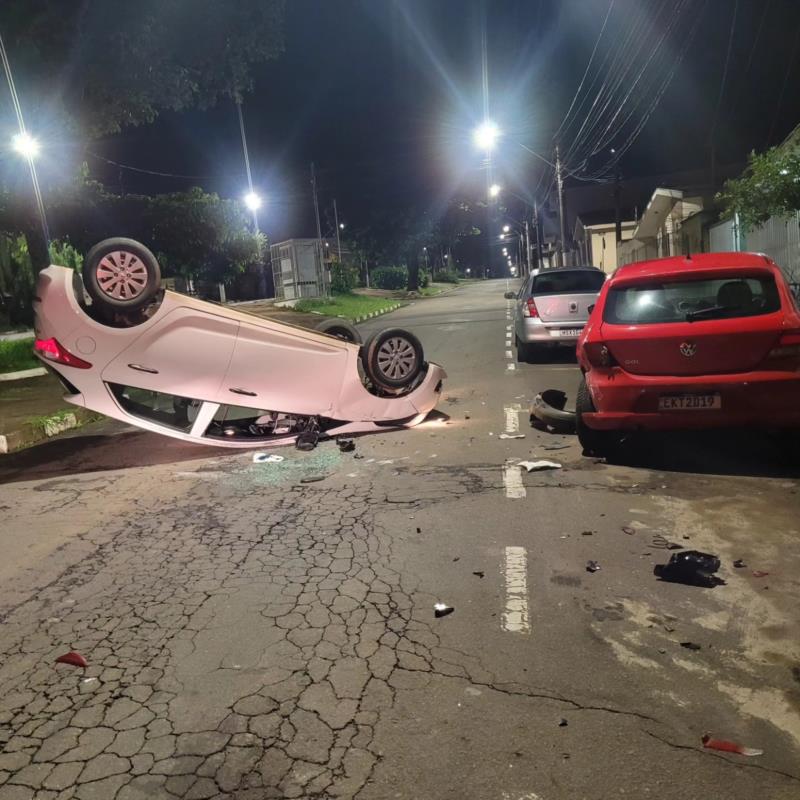 Veículo capota na Avenida Dona Floriana, em Guaxupé