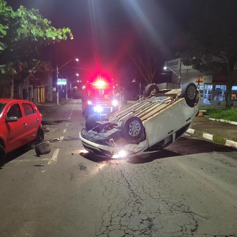 Veículo capota na Avenida Dona Floriana, em Guaxupé