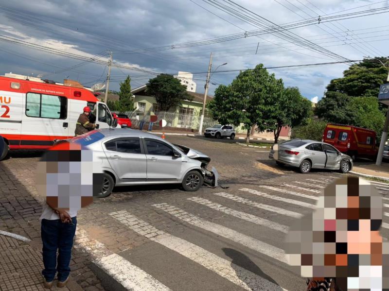 Acidente envolvendo três veículos deixa um ferido no centro de Guaxupé 