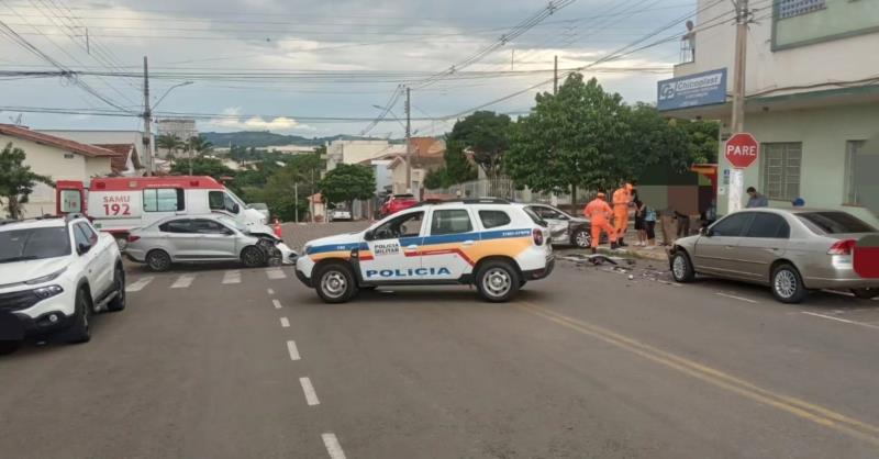 Acidente envolvendo três veículos deixa um ferido no centro de Guaxupé 