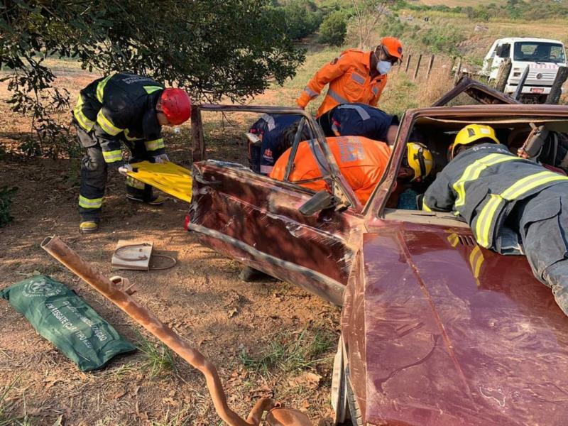 Acidente na MG-450 deixa duas pessoas feridas