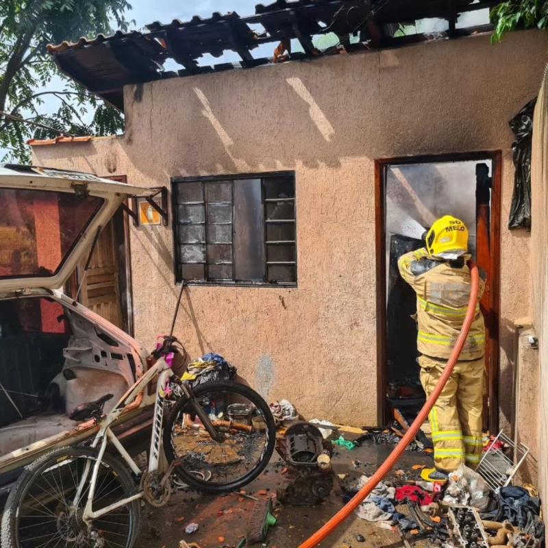 Incêndio em oficina mecânica deixa veículos destruídos em Guaxupé 