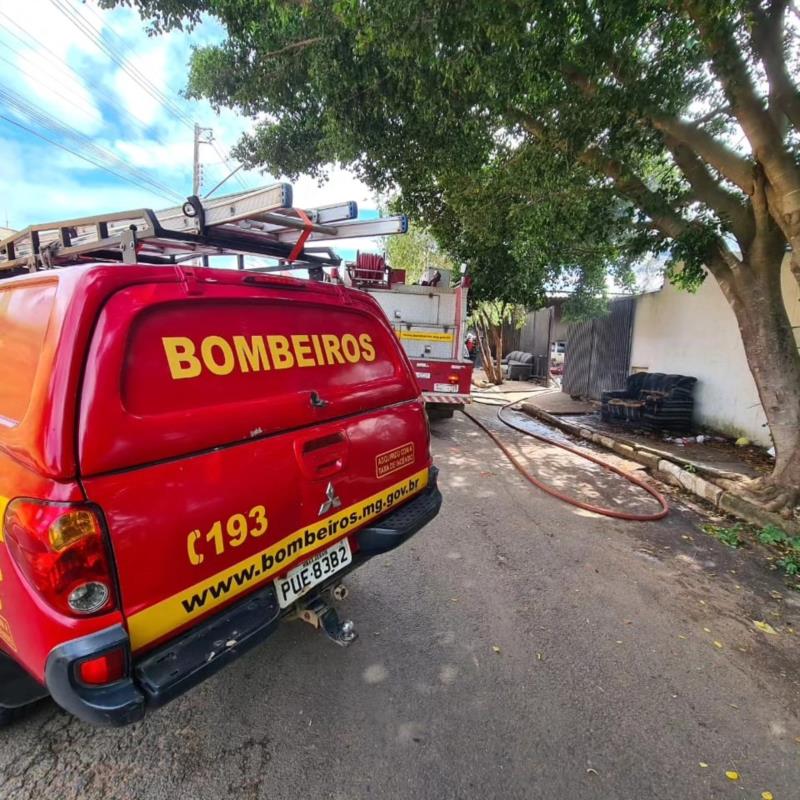 Incêndio em oficina mecânica deixa veículos destruídos em Guaxupé 